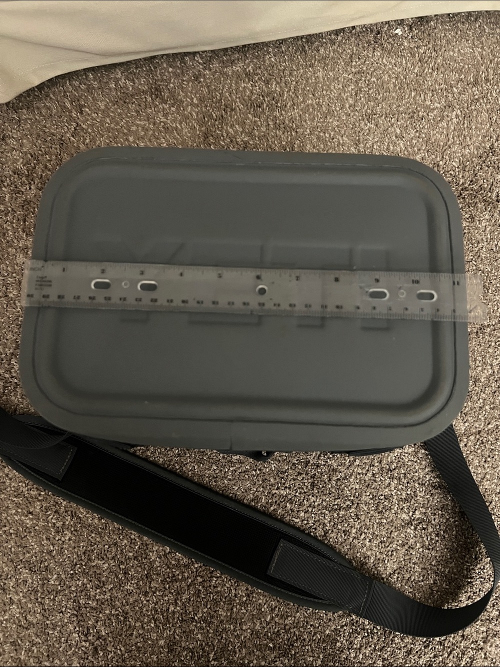 Yeti Navy and Gray Men’s Insulated Toiletry/Soft Cooler Bag - Picture 4 of 6